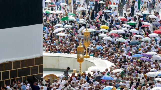Peregrinos musulmanes se reúnen para realizar la circunvalación de despedida o “Tawaf”, dando siete vueltas alrededor de la Kaaba.