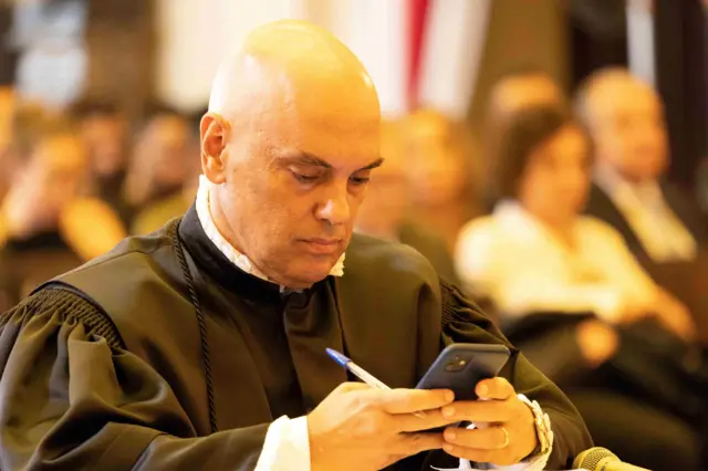 Ministro Alexandre de Moraes mexe no celular