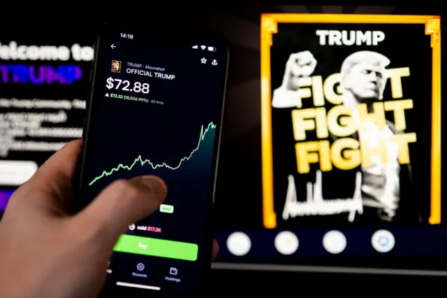 Celular mostrando crescimento do valor da meme coin $Trump