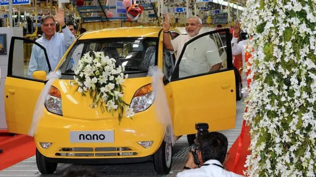 જૂન-2010માં સાણંદના પ્લાન્ટમાંથી પહેલી નેનો બહાર આવી તે સમયે રતન ટાટા અને નરેન્દ્ર મોદી