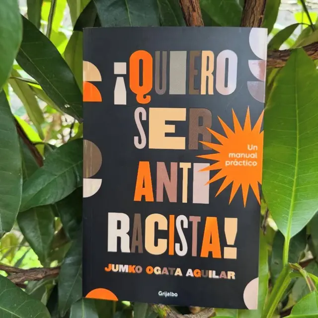 El libro "Quiero ser Antirracista", de Jumko Ogata, en medio de plantas.