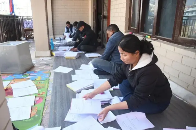 निर्वाचन सामग्री तयार पार्दै निर्वाचन आयोगका कर्मचारी 