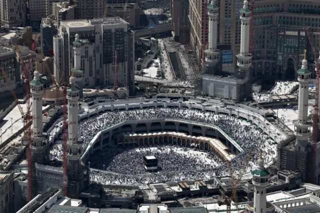 மெக்காவில் முஸ்லிம்களின் புனித இடத்தை ஆயுதக் குழுவினர் கைப்பற்றிய போது நடந்தது என்ன?