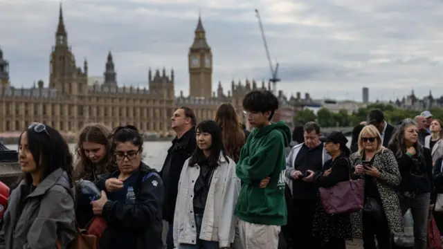 Kraliçe 2. Elizabeth'in cenazesini ziyaret için bekleyenlerin