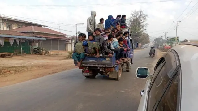 ဆီဆိုင်ကနေ ထွက်ပြေးတိမ်းရှောင်နေကြတဲ့ ဒေသခံတွေ