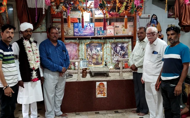 આયોજક મનસુખભાઈ સાથે દુલ્હાની તસવીર