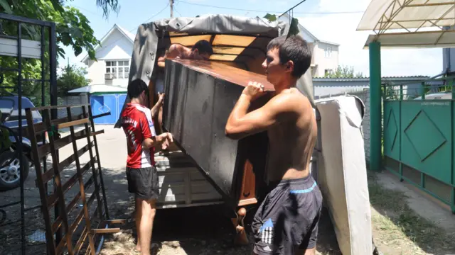 люди выезжают из дома