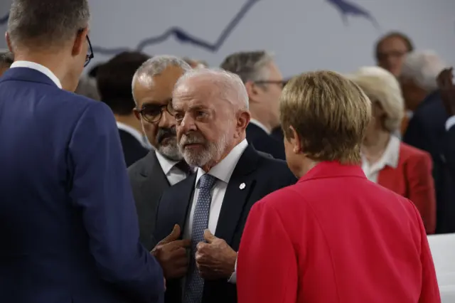 Lula conversando com autoridades de outros países durante G7
