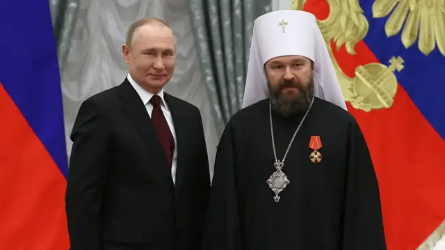 Президент России Владимир Путин и Митрополит Волоколамский, председатель Отдела внешних церковных связей Московского Патриархата Иларион (слева направо), награжденный Орденом Александра Невского, февраль 2022