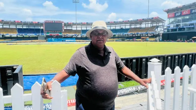  ආර්. ප්‍රේමදාස ක්‍රීඩාංගණයේ කළමනාකරු සහ මෙරට ජාතික ක්‍රීඩාංගණවල ප්‍රධාන තණනිලි සකසන්නා වන ගොඩ්ෆ්‍රී දාබරේ 