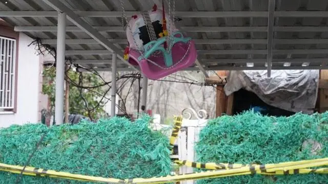 Yalova'daki evin bahçesindeki plastik salıncak. Önünde ise polis kordonu görülüyor. 