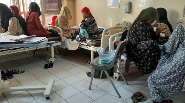 బదక్షాన్ ఆసుపత్రిలో ఒకే బెడ్ మీద ముగ్గురు, నలుగురు మహిళలు