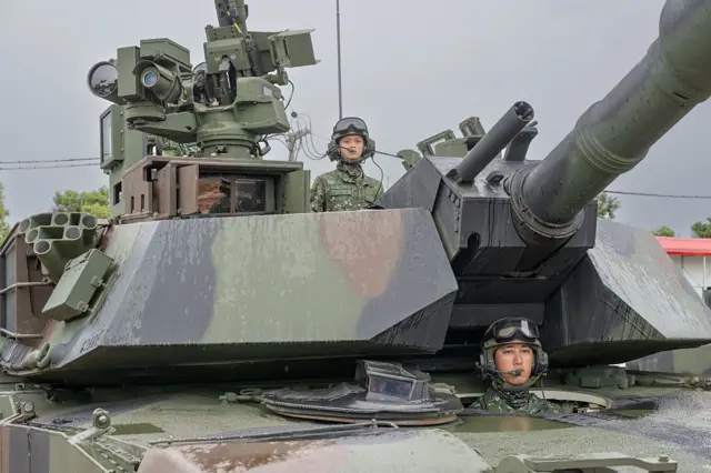 今年七月，台湾汉光演习期间举行M1A2T主力战车的演训，其中多名操作人员为女性。照片中坦克车长为女性。