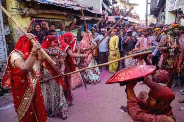 હોળી 2025, ધૂળેટી, રંગોનો તહેવાર, ગુજરાત, ભારત, હોલિકા દહન, તહેવારો, સંસ્કૃતિ, બીબીસી ગુજરાતી 