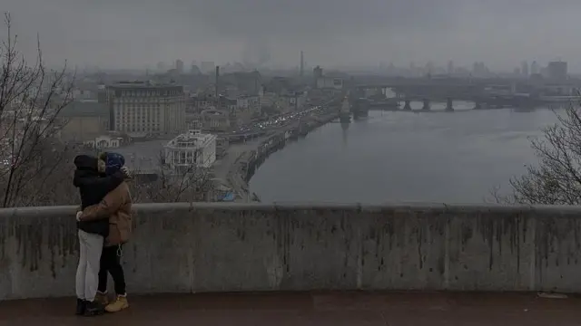 Пара цілується на тлі Києва