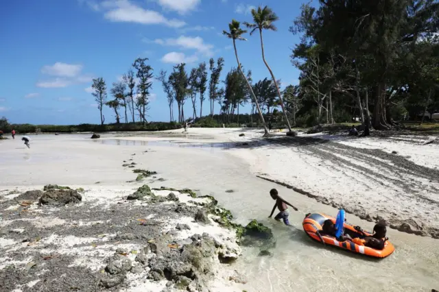 Güney Pasifik'te yaklaşık 320 bin nüfusun yaşadığı 83 adadan oluşan Vanuatu, küresel ısınmaya bağlı iklim değişikliğinin olumsuz sonuçlarını en fazla hisseden ülkelerden biri.

