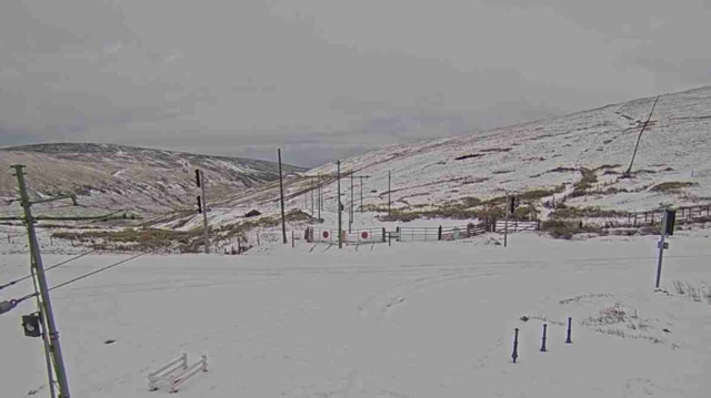 Una vista desde la montaña, se puede ver la nieve cubriéndola.