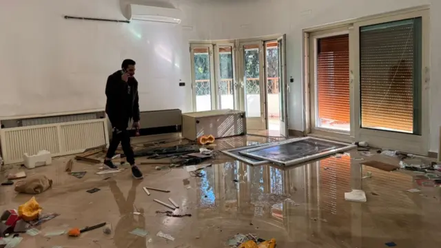 Человек в комнате