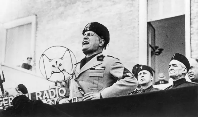 Mussolini discursando em um comício nas cercanias de Roma em 1934