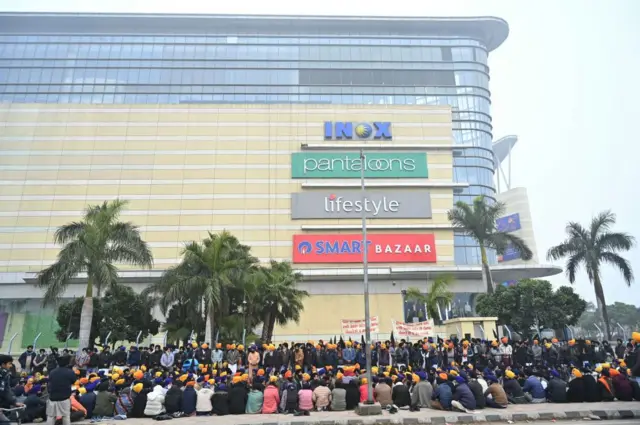 ভারতের পাঞ্জাবের একটি সিনেমাহলের বাইরে ছবিটির মুক্তির দিনে বিক্ষোভ দেখাচ্ছে শিখ গুরদোয়ারা প্রবন্ধক কমিটি