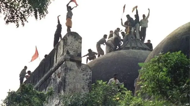 1992ला बाबरी मशीद पाडण्यात आली.