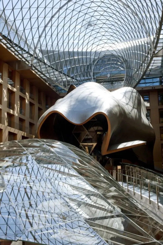 Interior of the DZ Bank hall, designed by architect Frank Gehry, Pariser Platz, in the Mitte district, Berlin, Germany. (Photo by Henri-Alain Segalin/Gamma-Ravo via Getty Images)
