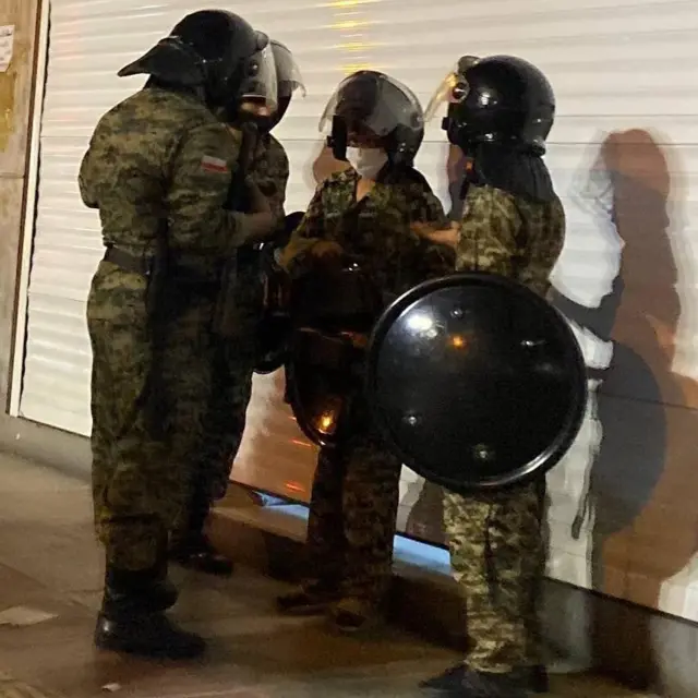 د﻿ر برخی از گزارش ها و تصاویر منتشر شده از صحنه اعتراضات در ایران، تصاویری از حضور کودکان در یونیفورم نظامی در کنار نیروهای مسلح دیده می شود