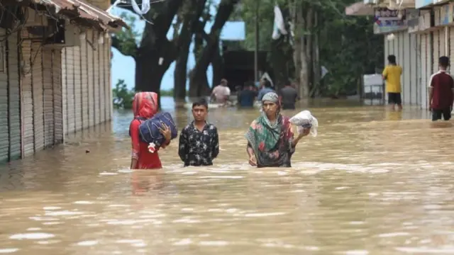 ফেনীতে এখনও মানুষ পানিবন্দি অবস্থায় আছে।