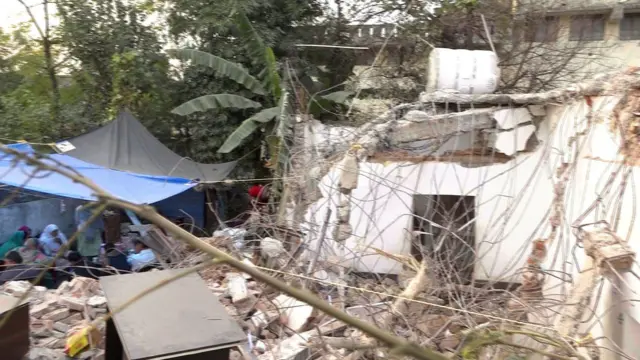 ढहाया गया मकान