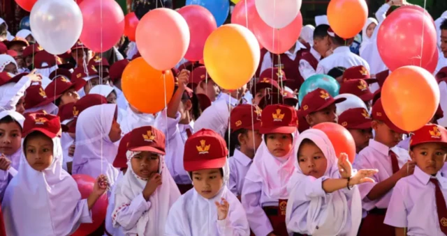 Sejumlah peserta didik Sekolah Dasar (SD) membawa balon saat hari pertama masuk sekolah di SD Negeri Sudirman, Makassar, Sulawesi Selatan, Senin (15/7/2024).