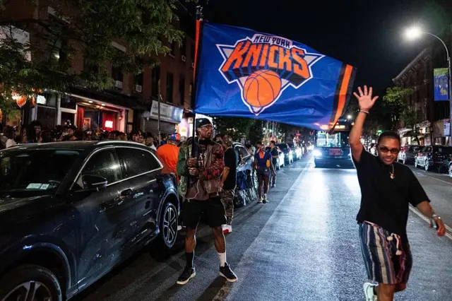 New York sokaklarında Knicks taraftarları.