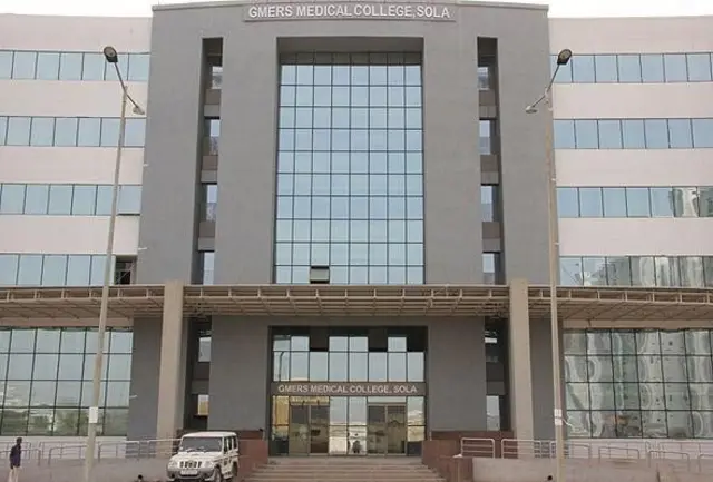 अहमदाबादमधील सोला सिव्हिल हॉस्पिटलमध्ये मुलीची शस्त्रक्रिया करण्यात आली.