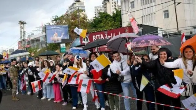 حشود اصطفت للترحيب بالبابا الذي يزور لبنان