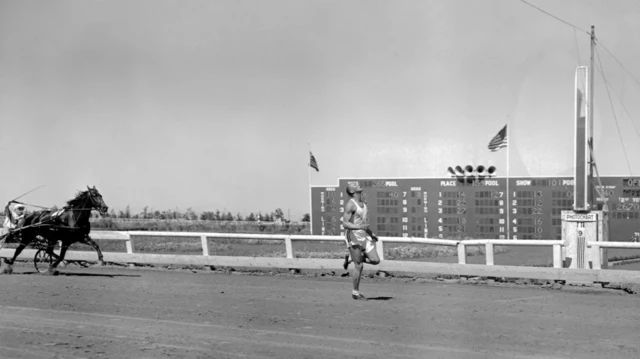 Owens vence o cavalo transportando uma charrete, em uma corrida de 90 metros na Califórnia (EUA), em 1948