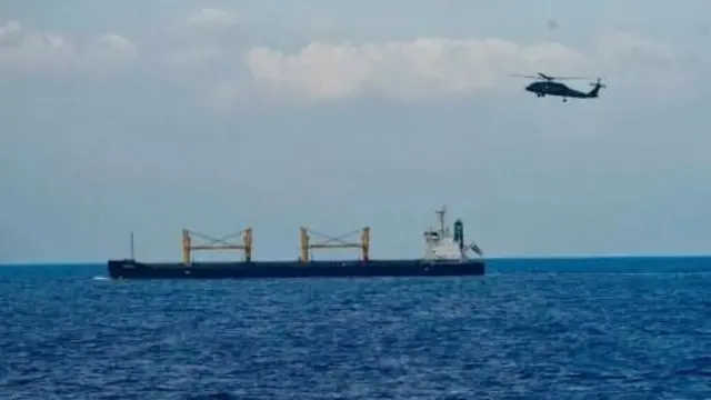 হেলিকপ্টারের মাধ্যমে জিম্মি জাহাজটিতে নজর রাখছে ইউরোপীয় ইউনিয়ন নেভাল ফোর্স