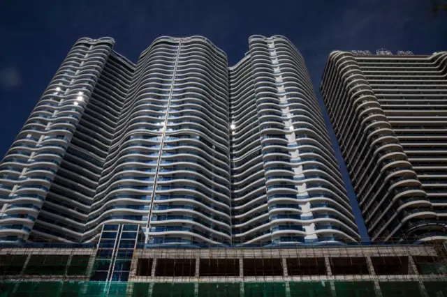 တရုတ်က အပန်းဖြေခရီးထွက်သူတွေနဲ့ အိမ်ခြံမြေဈေးကစားလိုသူတွေ ကမ္ဘောဒီးယားကို စုပြုံတိုး