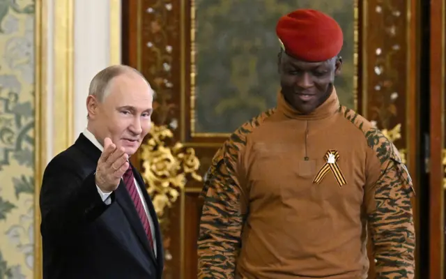 الرئيس الروسي فلاديمير بوتين وزعيم المجلس العسكري في بوركينا فاسو الكابتن إبراهيم تراوري يصلان إلى موسكو لإجراء محادثات