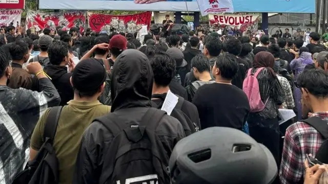 ratusan massa yang tergabung dalam gerakan Aliansi Rakyat Memanggil menggelar aksi di pertigaan Jalan Gejayan, Yogyakarta, pada Sabtu (13/06) sore.