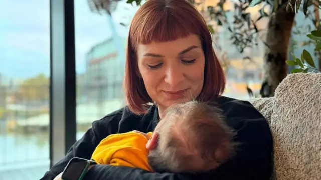 Альона Фараонова разом із своїм немовлям