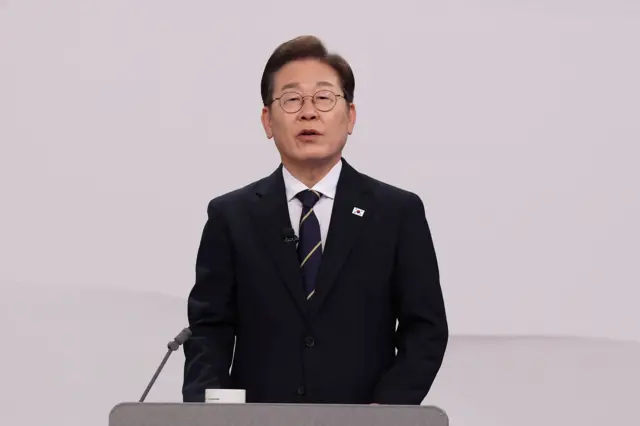 이재명 더불어민주당 후보가 18일 서울 마포구에서 열린 중앙선거방송토론위원회 주관 제21대 대통령선거 후보자토론회에 참석해 발언하고 있다