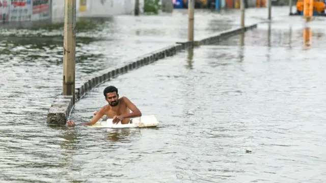 வெள்ளம் சூழ்ந்த சாலை 