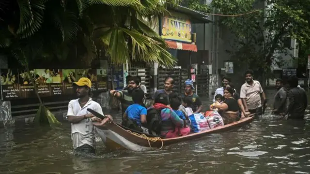 दिसंबर 2023 में चेन्नई की बाढ़ में फंसे लोगों को निकालने के लिए स्थानीय लोग भी आगे आए थे