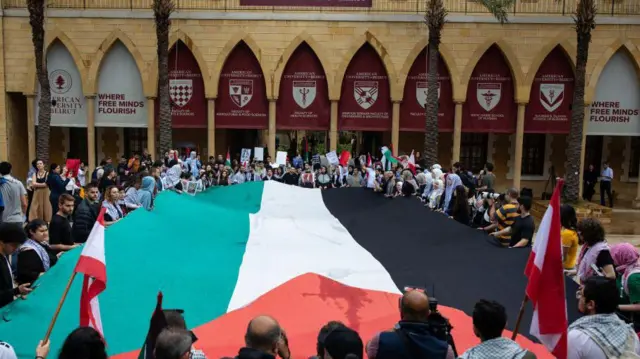 Una bandera palestina en el campus de Harvard.