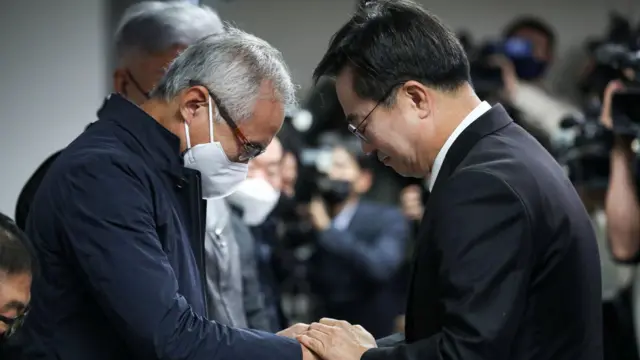 눈물흘리는 피해자와 김동연 경기도지사