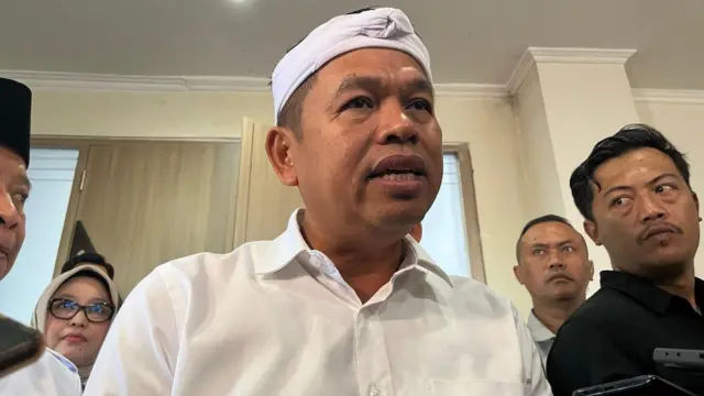 Gubernur Jawa Barat Dedi Mulyadi menerbitkan Surat Edaran nomor 149/PMD.03.04/KESRA tentang Gerakan Rereongan Sapoe Sarebu (Poe Ibu) pada 1 Oktober 2025.