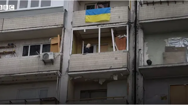 Olqa Malçevska BBC jurnalisti Kiyevdəki dağılmış evində olub. Rusiya-Ukrayna müharibəsi Ukraynalı jurnalist bombalanmış evinə gedib