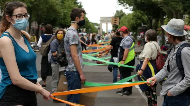 живая цепь протестующих в Берлине