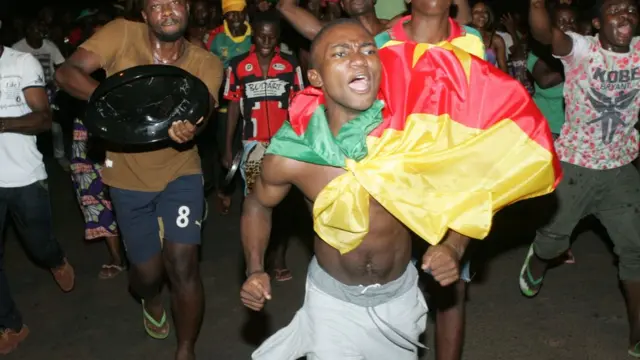 احتفال الجمهور الكاميروني