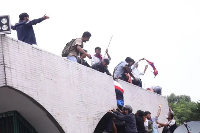 संसद् भवन परिसरमा प्रदर्शनकारी