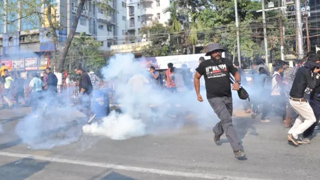 কাঁদানে গ্যাসে ছত্রভঙ্গ প্রতিবাদ।